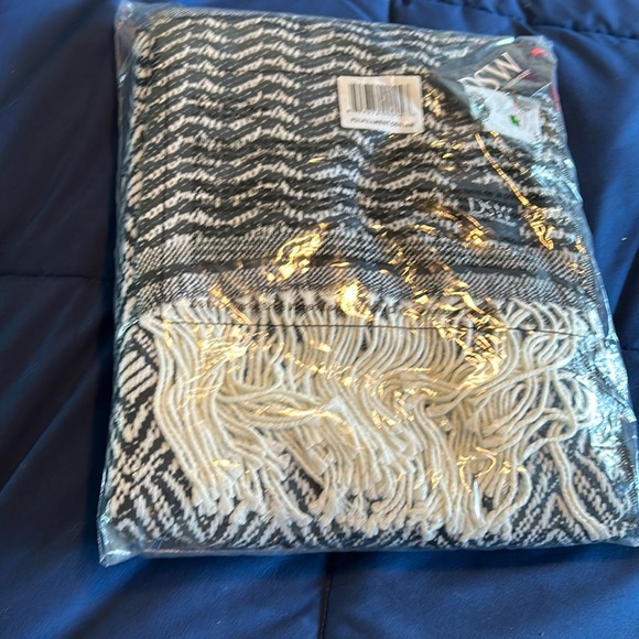 DSW • BLANKET w/ Fringes • 60” x 50” • Black & White • - Picture 1 of 4